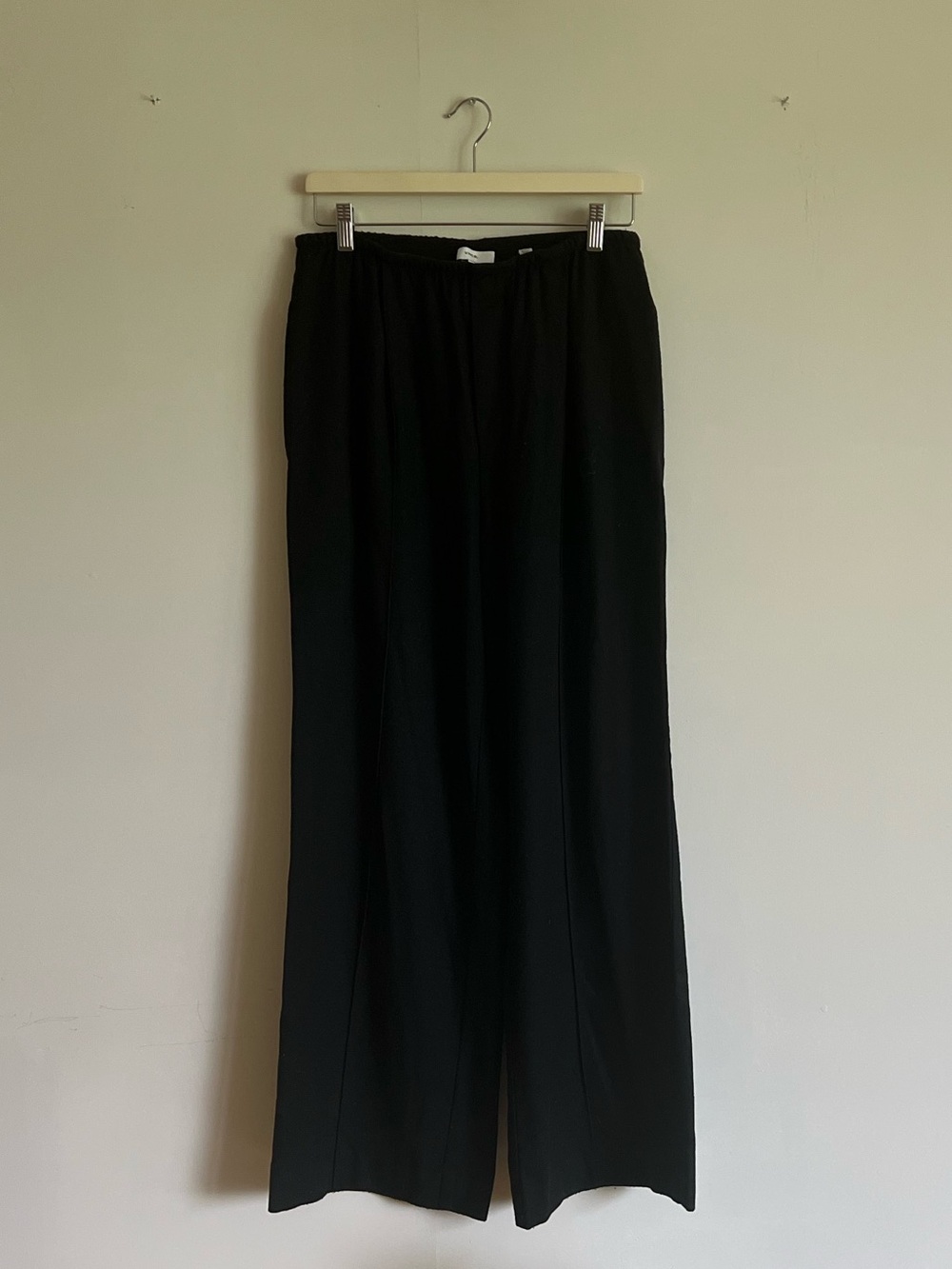 Beautiful Vince black wide-leg trousers in a soft Italian-fabric wool blend.
